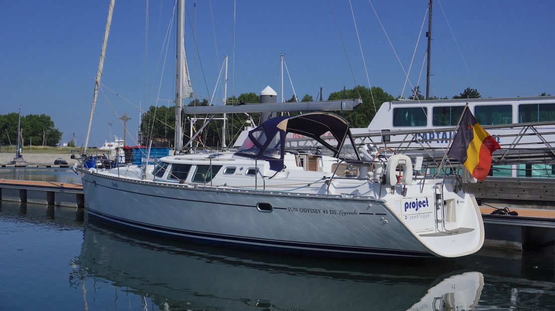 Jeanneau 43DS - 8 (1)